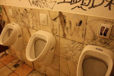 Urinal oder Urne rechts